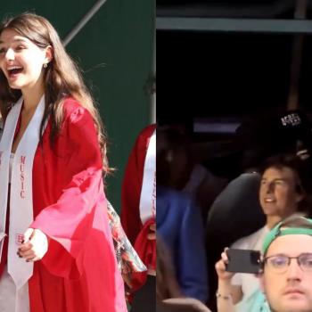 Сури Круз получает диплом вместе со своей матерью. Тем временем Том Круз обменивается бисерными браслетами на концерте Тейлор Свифт