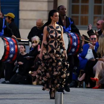 Кэти Перри продеманстрировала себя как модель на вечеринке Vogue в Париже. Она выбрала наряд с экстремально глубоким вырезом