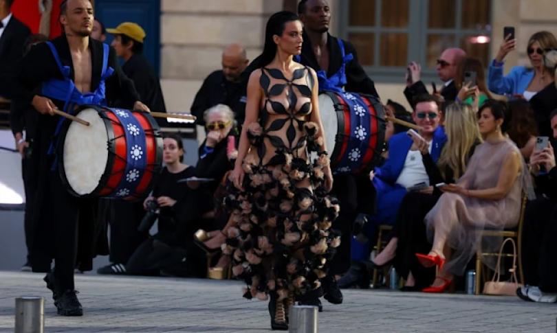 Кэти Перри исполняет роль модели на вечеринке Vogue