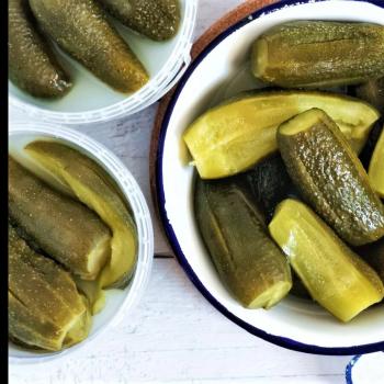 Ты открываешь огурцы, а они на тебя шипят из банки? Будь осторожен. В одном случае немедленно выбросьте их.