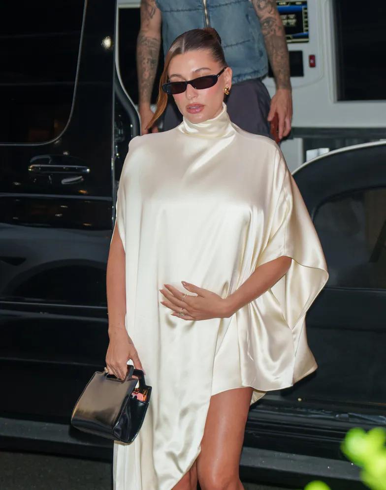 Элегантная Хейли Бибер держится за беременный живот по дороге в ресторан