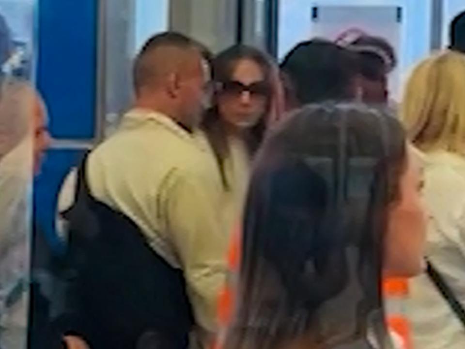 Дженнифер Лопес «поймали» в самолете эконом класса