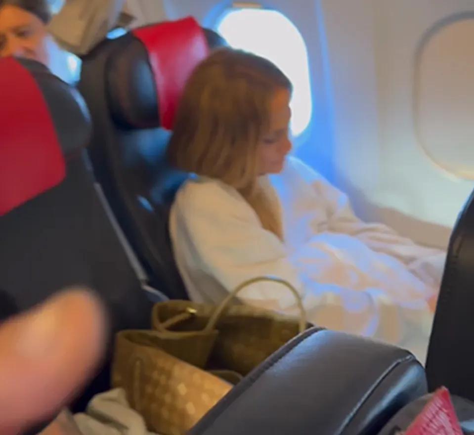 Дженнифер Лопес «поймали» в самолете эконом класса