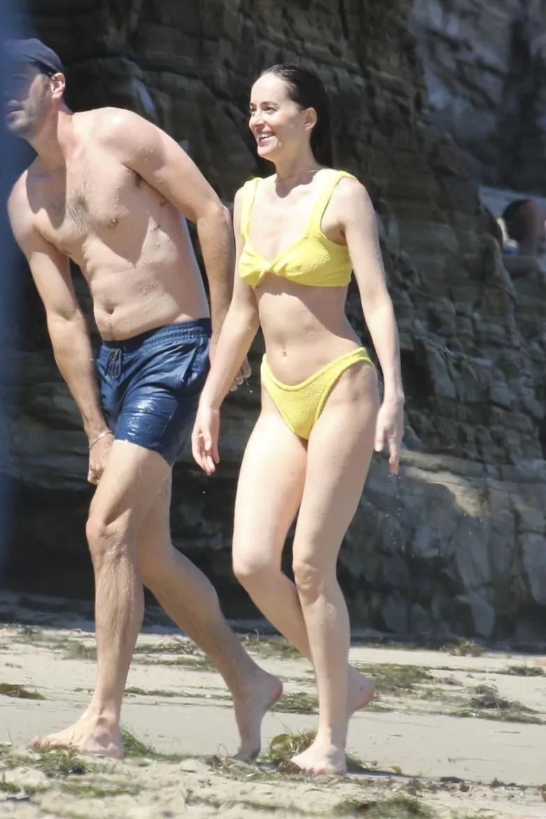 Дакота Джонсон в желтом бикини на пляже в Малибу