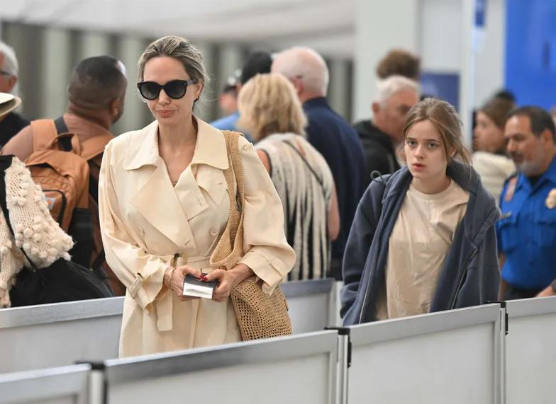 Анджелина Джоли “застали” с младшей дочерью в аэропорту Анджелина Джоли “застали” с младшей дочерью в аэропорту