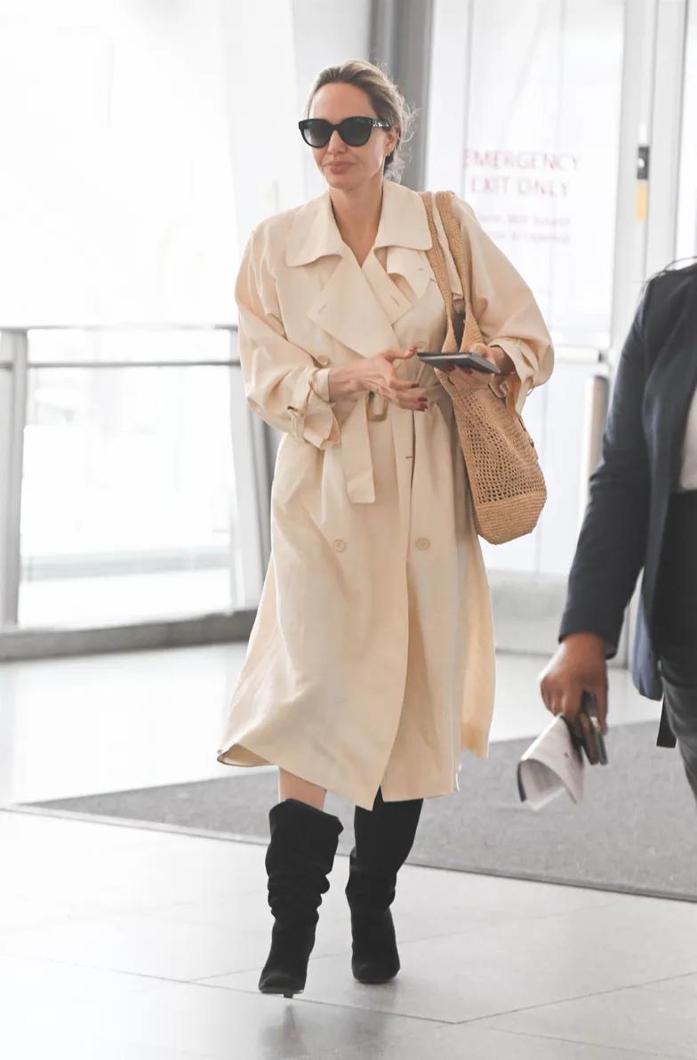 Анджелина Джоли “застали” с младшей дочерью в аэропорту Анджелина Джоли “застали” с младшей дочерью в аэропорту