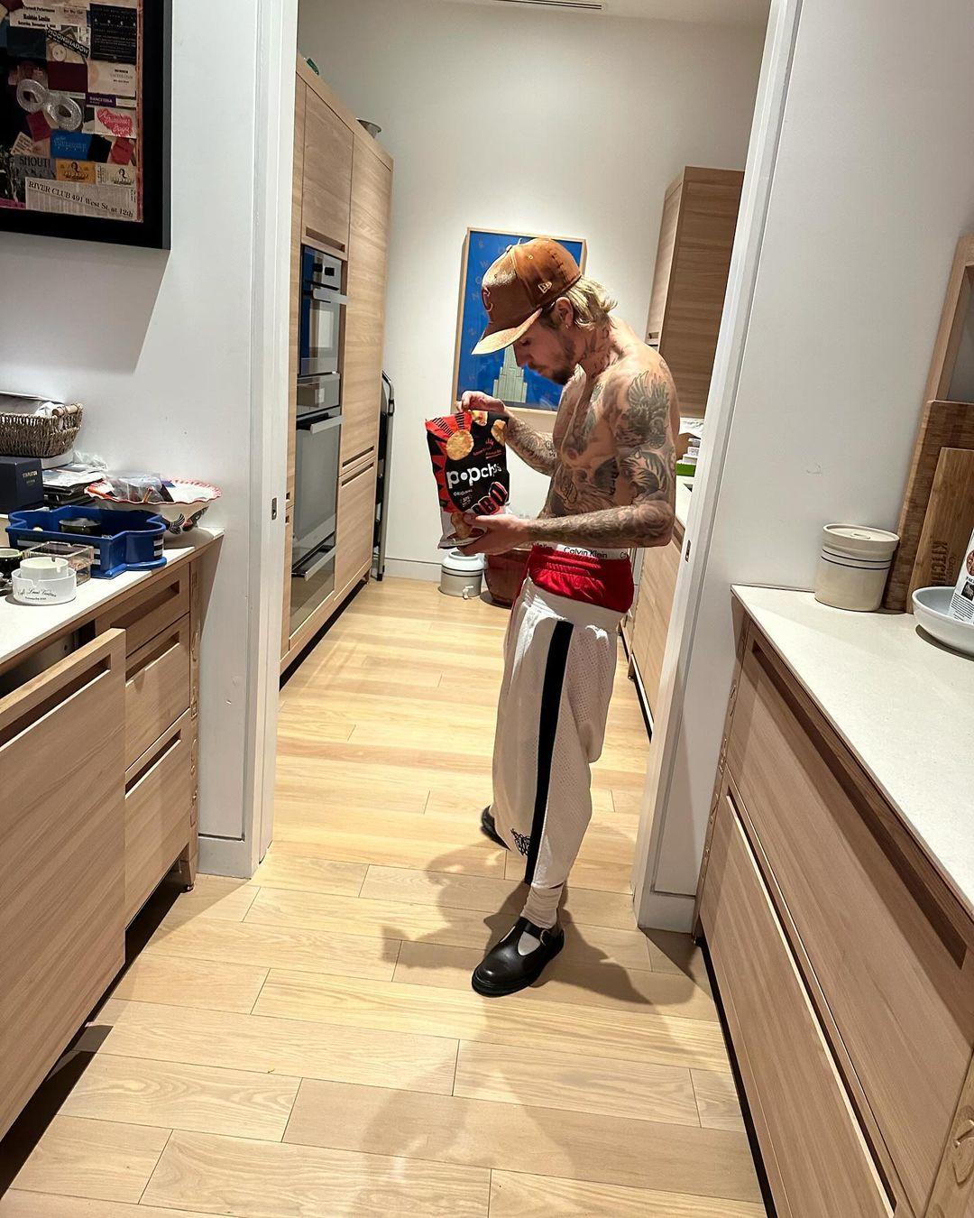 Хейли Бибер прижимается к Джастину, обнажая беременный живот