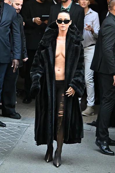 Кэти Перри демонстрирует свой мускулистый живот.