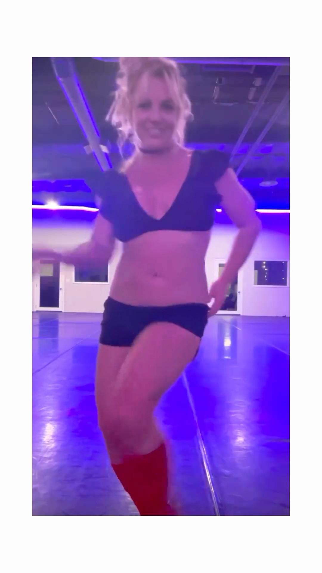 Бритни Спирс хвастается диким танцем