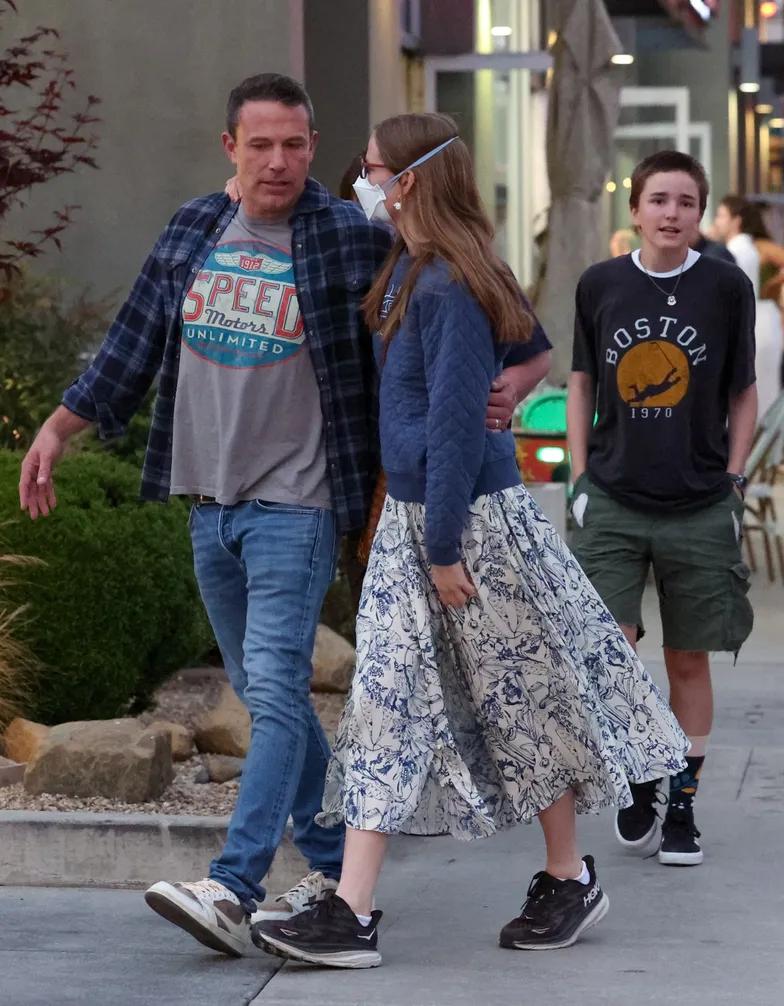 Бен Аффлек с детьми за ужином Бен Аффлек с детьми за ужином