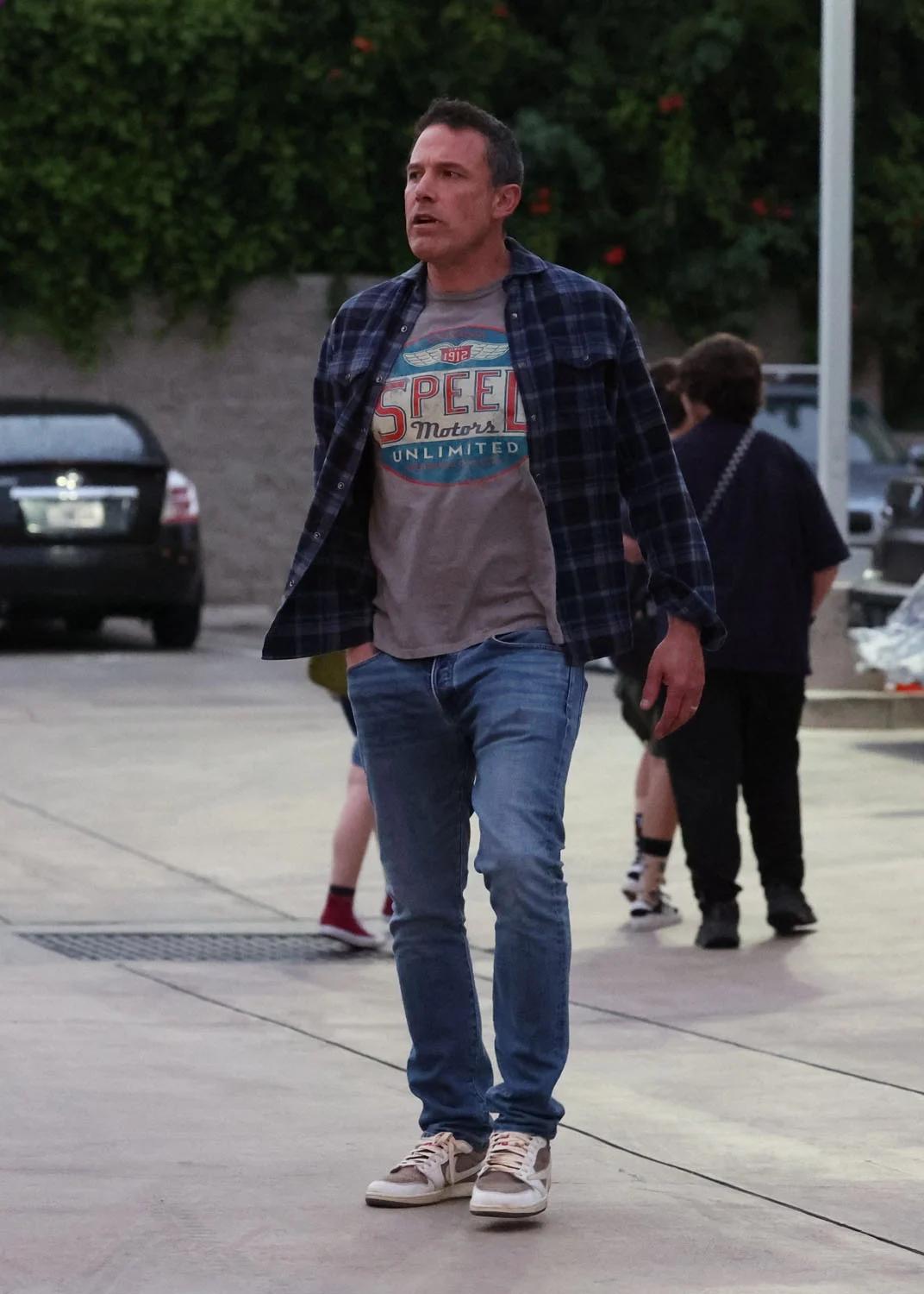 Бен Аффлек с детьми за ужином Бен Аффлек с детьми за ужином