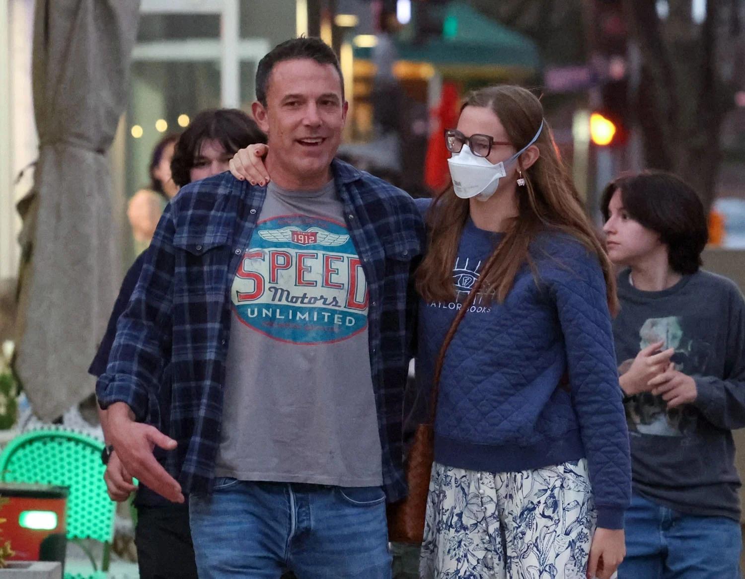 Бен Аффлек с детьми за ужином Бен Аффлек с детьми за ужином