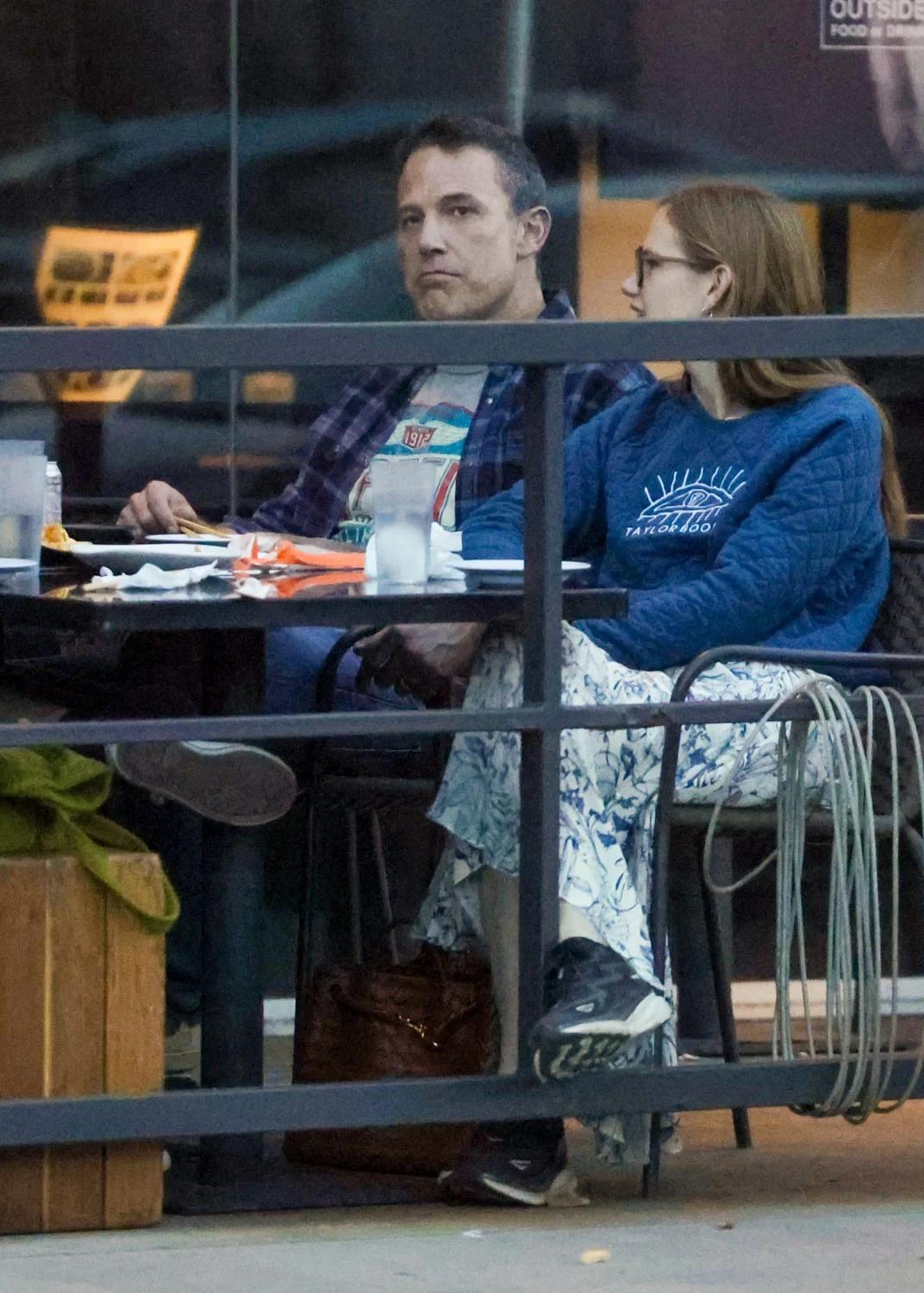 Бен Аффлек с детьми за ужином Бен Аффлек с детьми за ужином