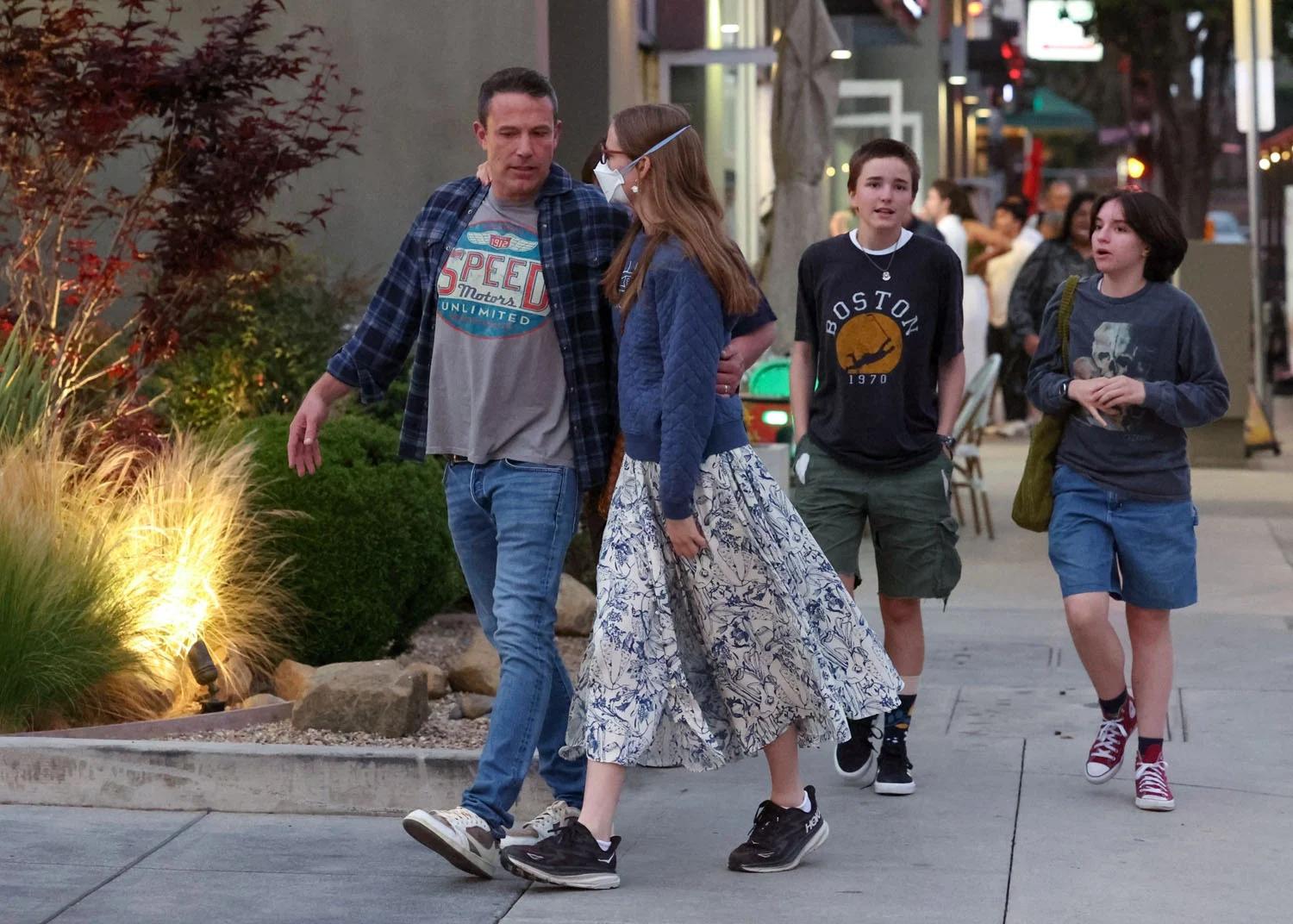 Бен Аффлек с детьми за ужином Бен Аффлек с детьми за ужином