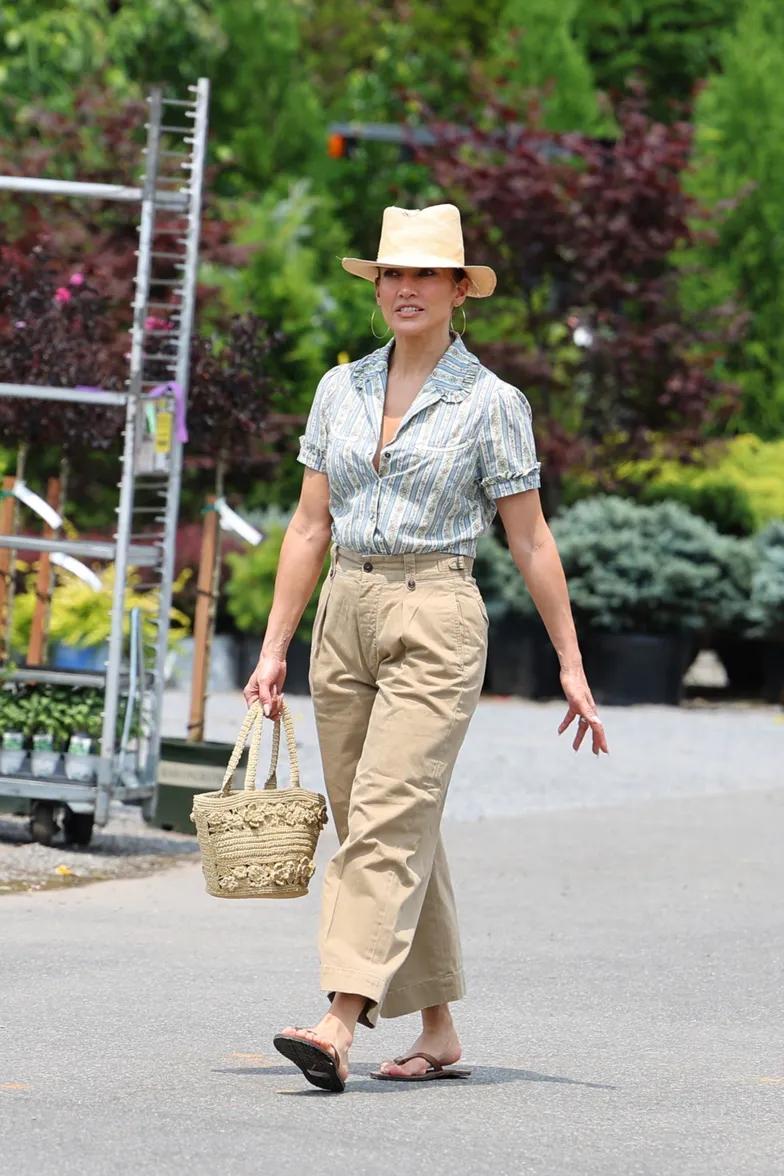 Дженнифер Лопес, одетая как «фермерша», сходила за садовыми покупкам
