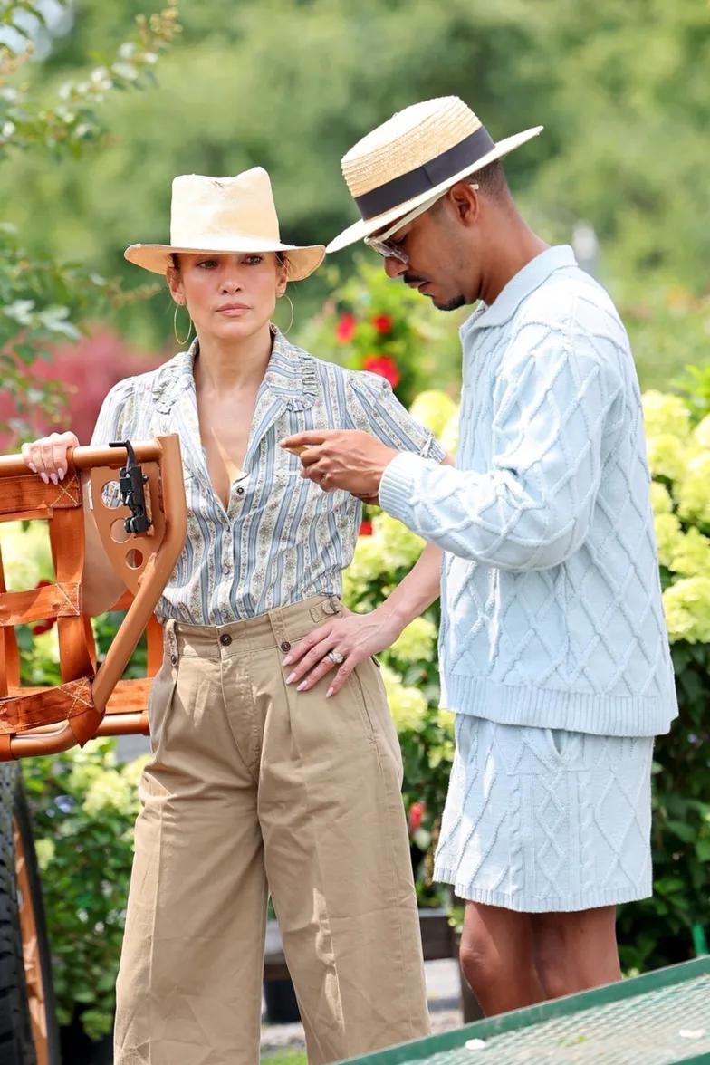 Дженнифер Лопес, одетая как «фермерша», сходила за садовыми покупкам