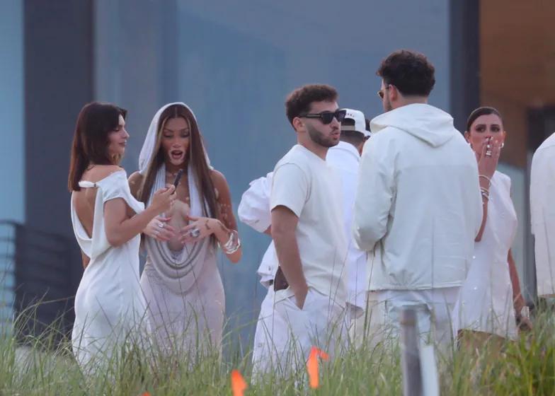 Толпа звезд на «белой вечеринке» Михаила Рубина Толпа звезд на «белой вечеринке» Михаила Рубина