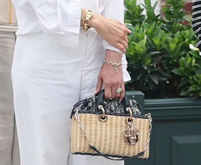 Дженнифер Лопес в браслете с инициалами Бена Аффлека Дженнифер Лопес в браслете с инициалами Бена Аффлека