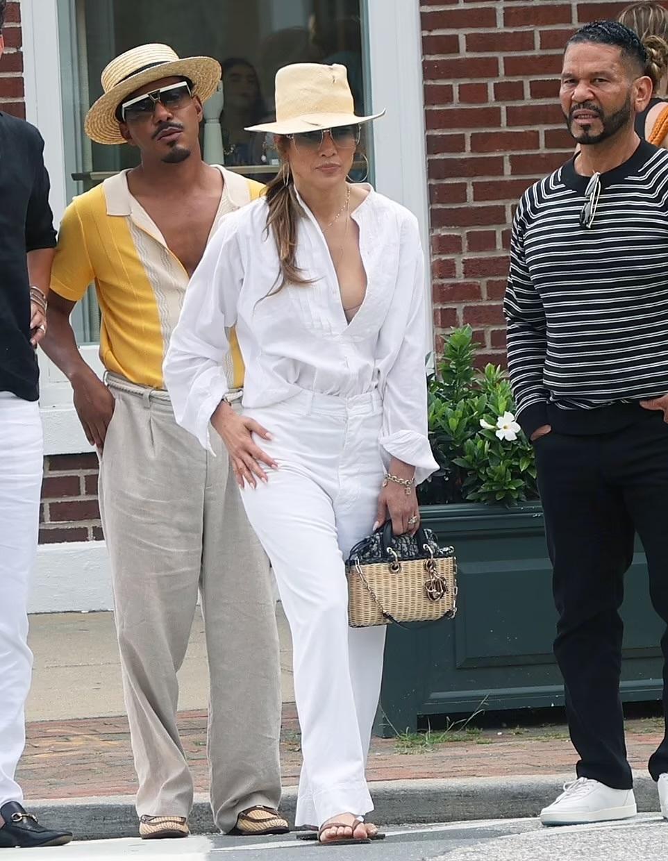 Дженнифер Лопес в браслете с инициалами Бена Аффлека Дженнифер Лопес в браслете с инициалами Бена Аффлека