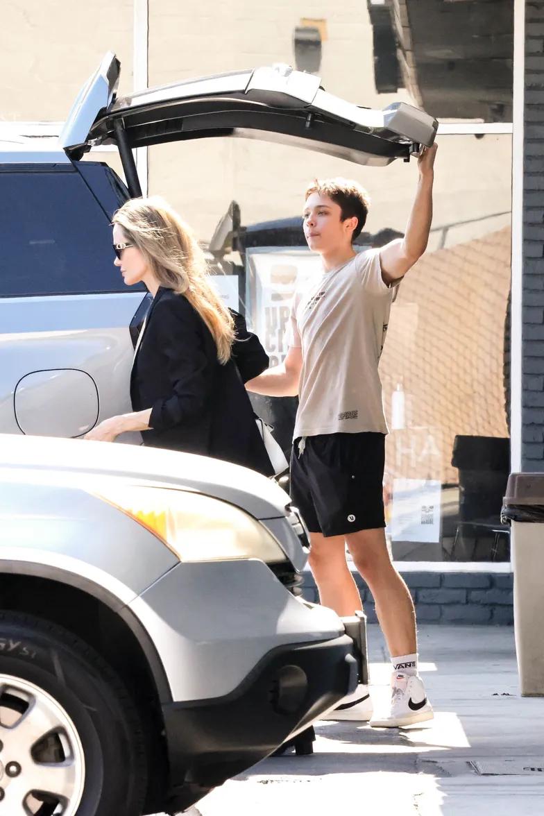 Анджелина Джоли с младшим сыном