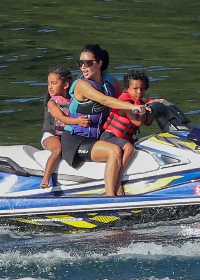 Хлоя и Ким Кардашьян катаются на гидроциклах