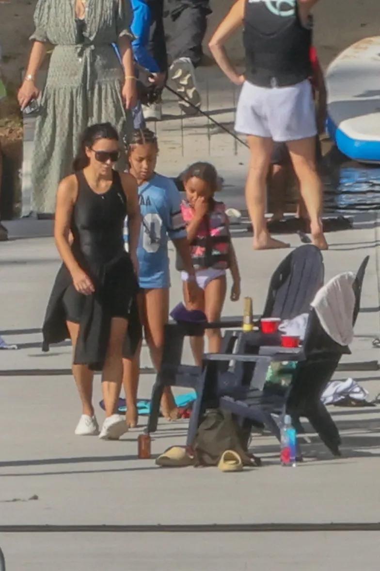 Хлоя и Ким Кардашьян катаются на гидроциклах