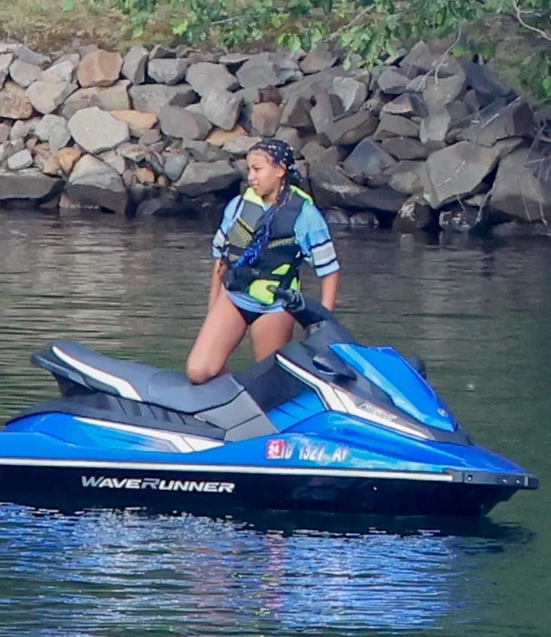 Хлоя и Ким Кардашьян катаются на гидроциклах