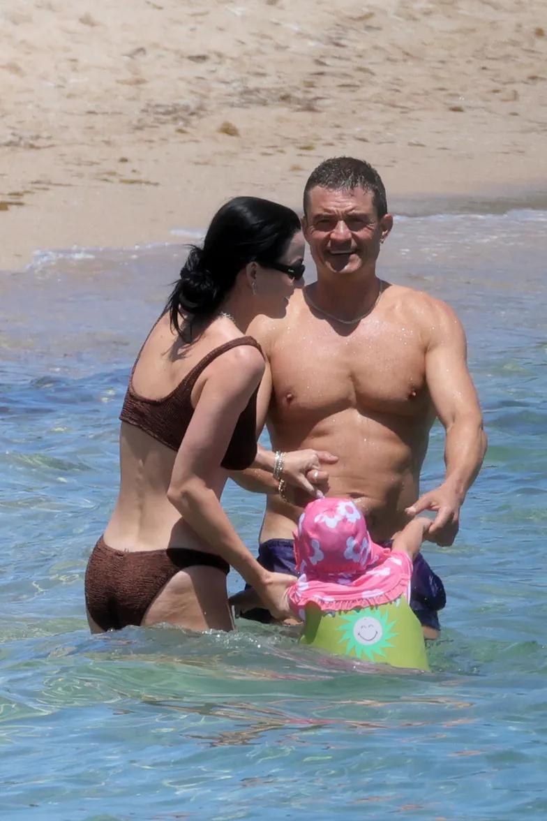 Кэти Перри и Орландо Блум  во время семейного отдыха на Сардинии