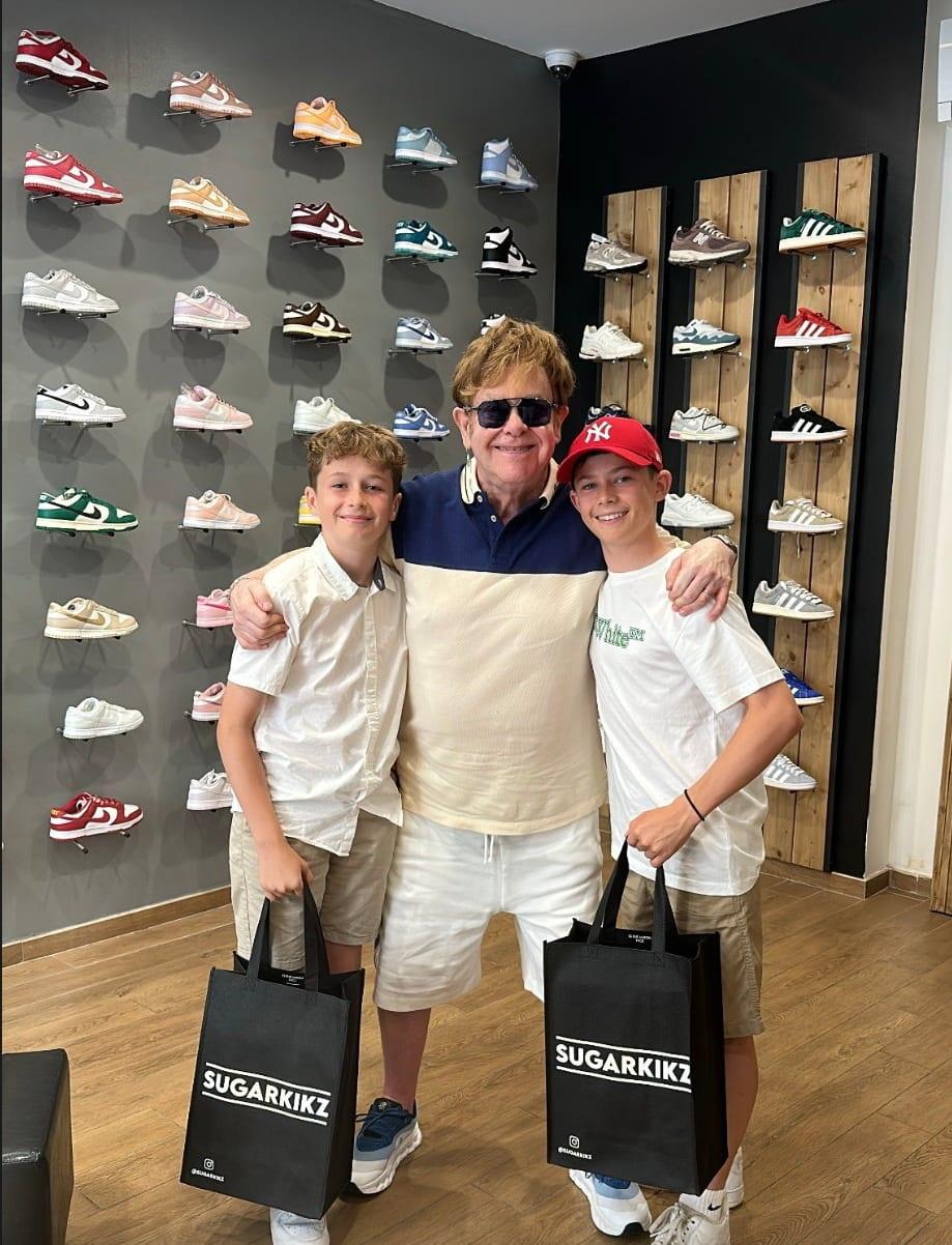 Элтон Джон справил нужду прямо в обувном магазине