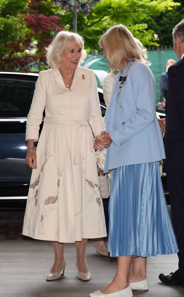 Королева Камилла появилась в стильном платье цвета слоновой кости