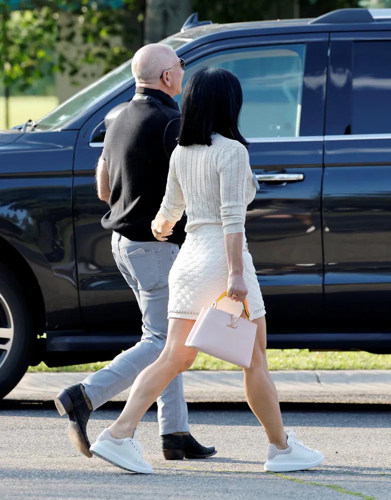 Джефф Безос и Лорен Санчес приехали в «летний лагерь миллиардеров»