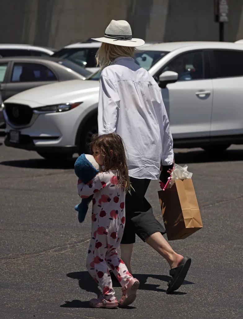 Кэмерон Диас избегает папарацци во время прогулки с дочерью