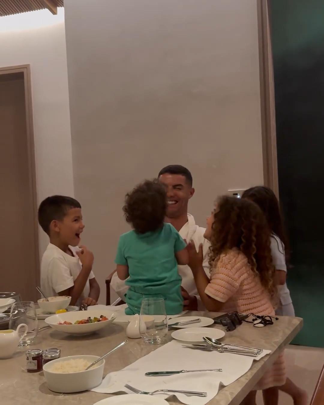 Джорджина Родригес демонстрирует свою фигуру