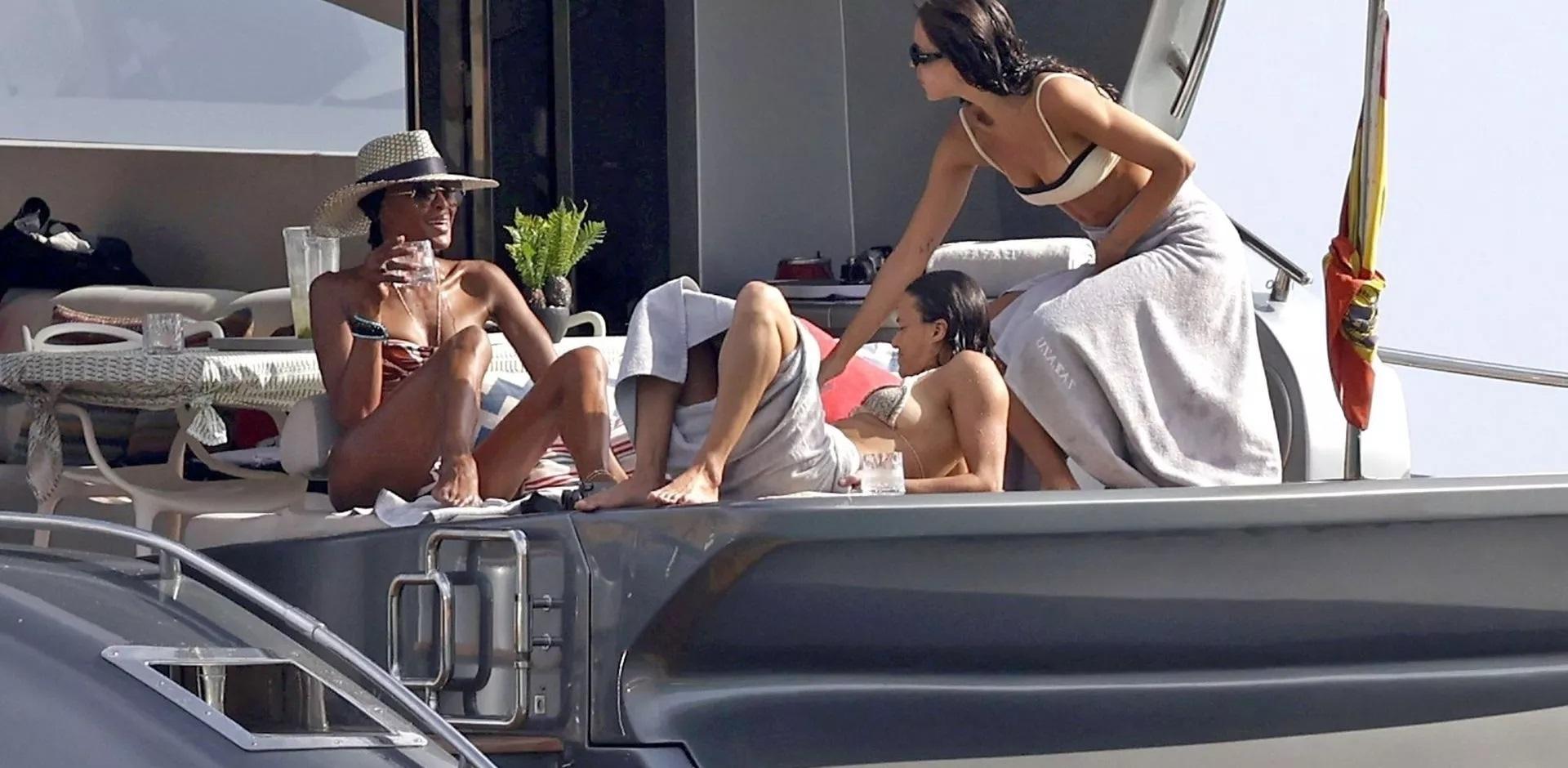 Наоми Кэмпбелл развлекается на яхте с друзьями