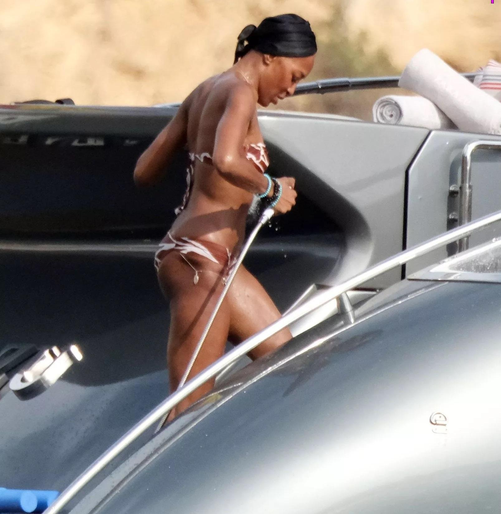 Наоми Кэмпбелл развлекается на яхте с друзьями