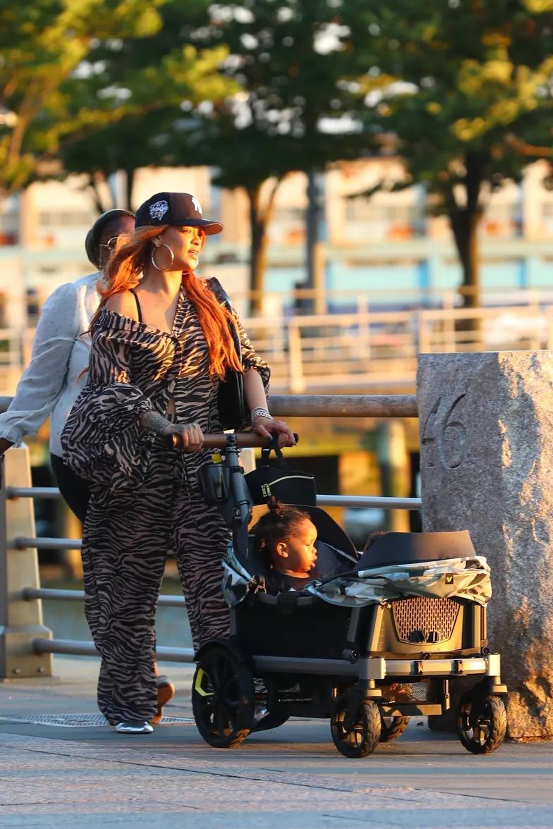 Рианна на пикнике с детьми