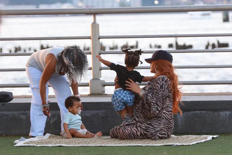 Рианна на пикнике с детьми