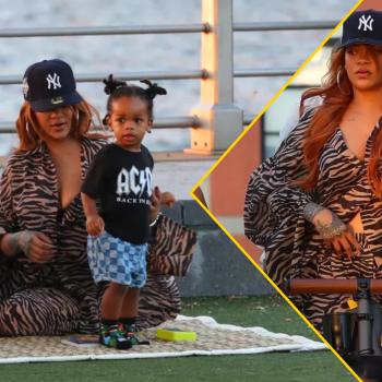 Рианна резвится с детьми в нью-йоркском парке на одеяле