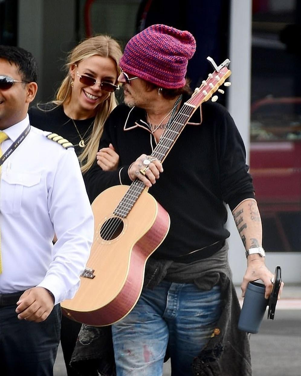 Джонни Депп мчится вместе с загадочной русской блондинкой