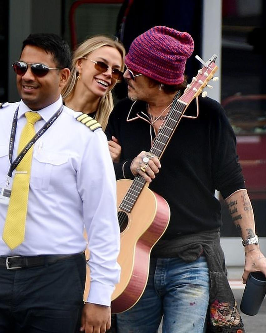 Джонни Депп мчится вместе с загадочной русской блондинкой