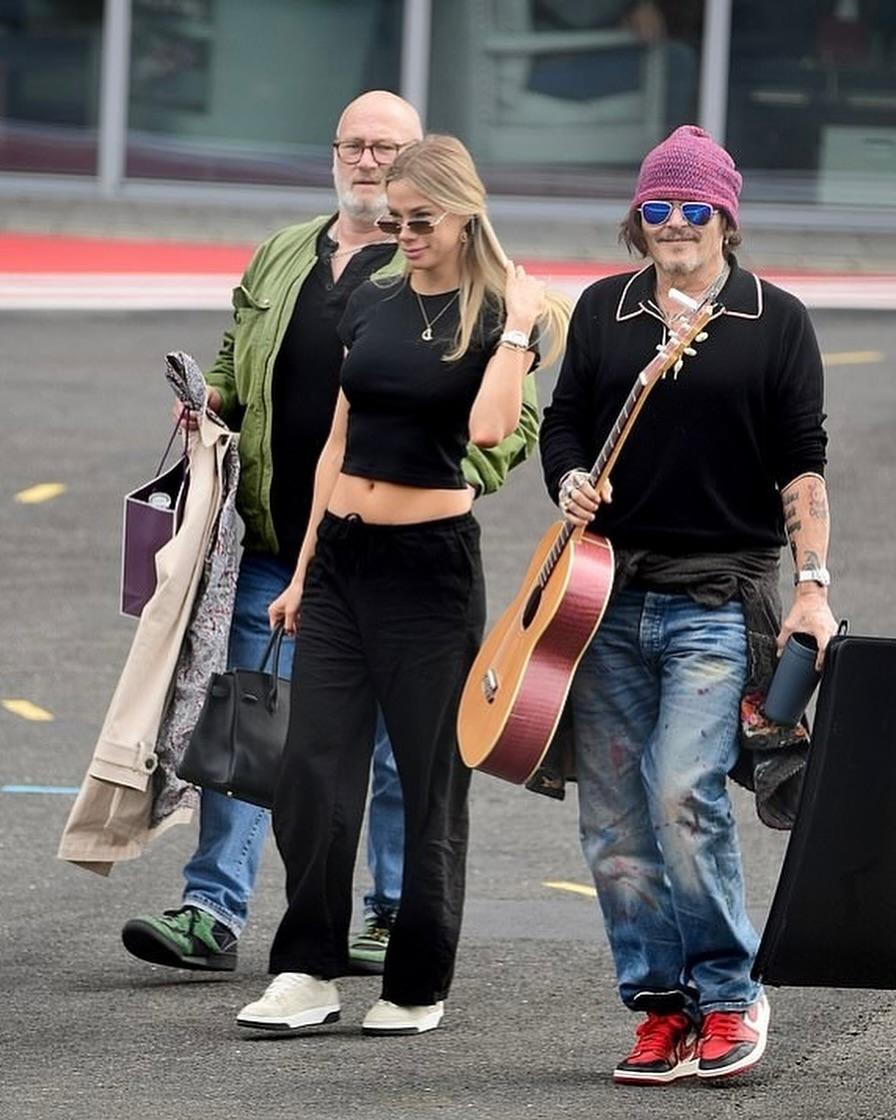 Джонни Депп мчится вместе с загадочной русской блондинкой