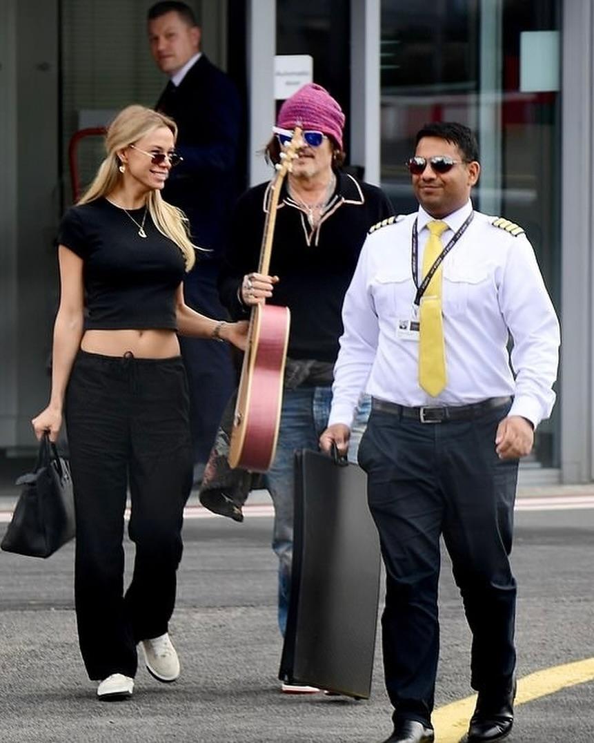 Джонни Депп мчится вместе с загадочной русской блондинкой