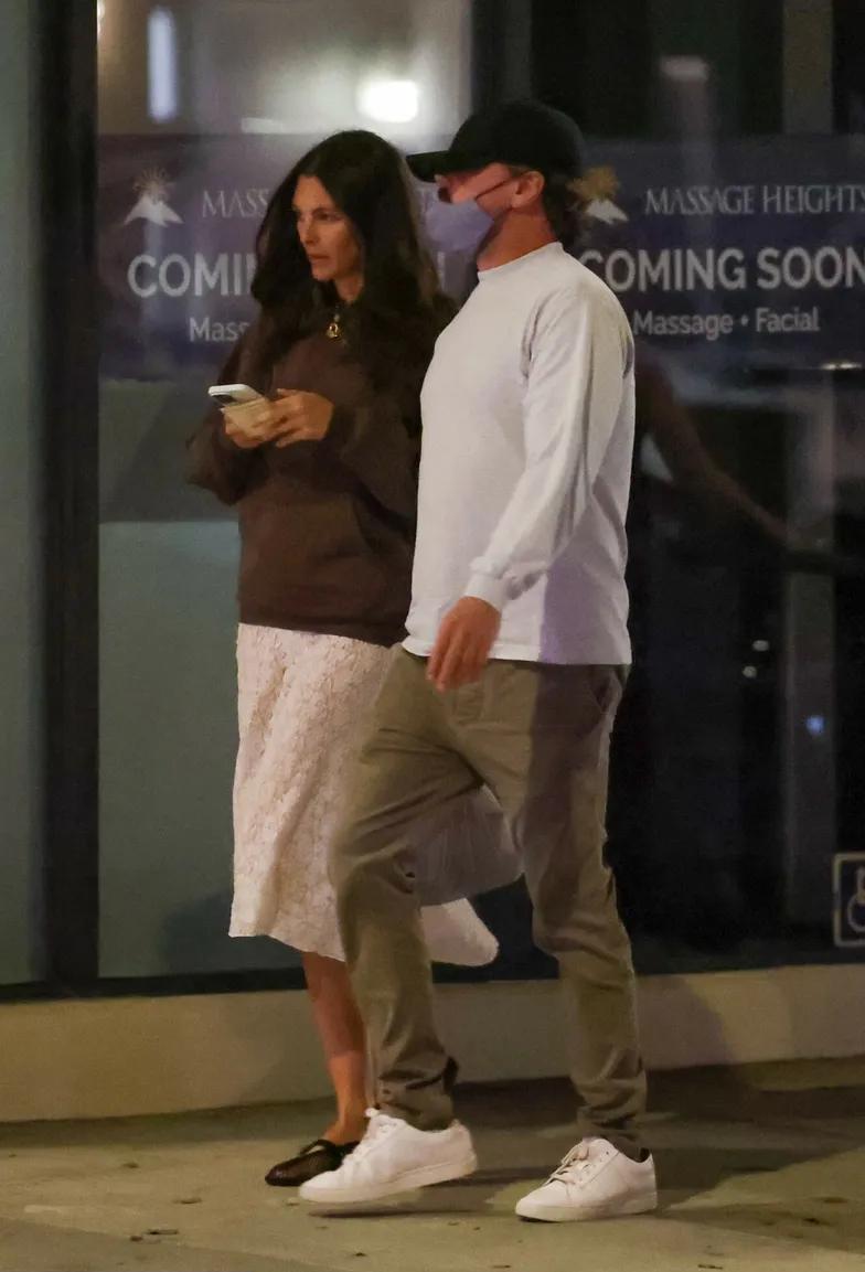 Леонардо ДиКаприо на романтической прогулке с моделью