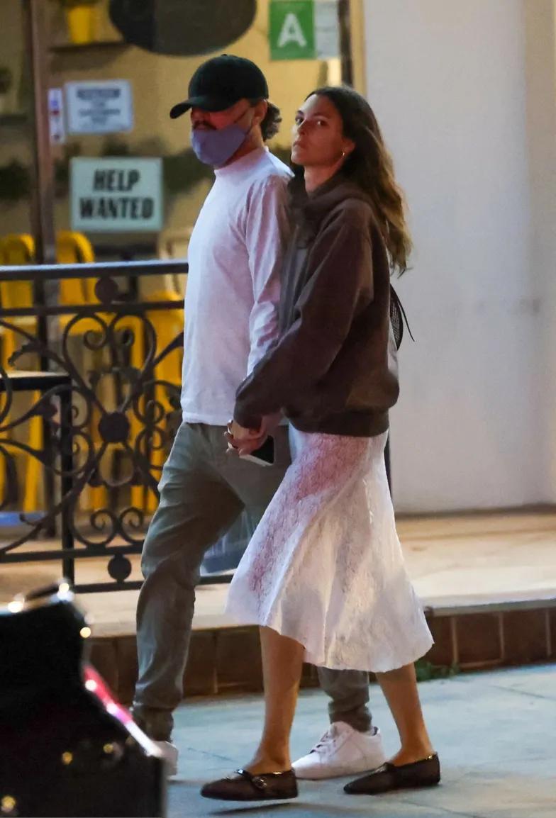 Леонардо ДиКаприо на романтической прогулке с моделью