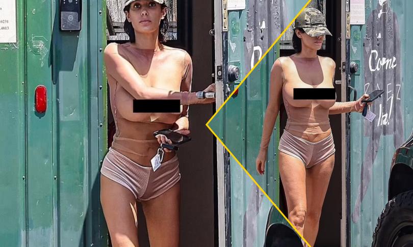 Бьянка Цензори демонстрирует свою голую грудь