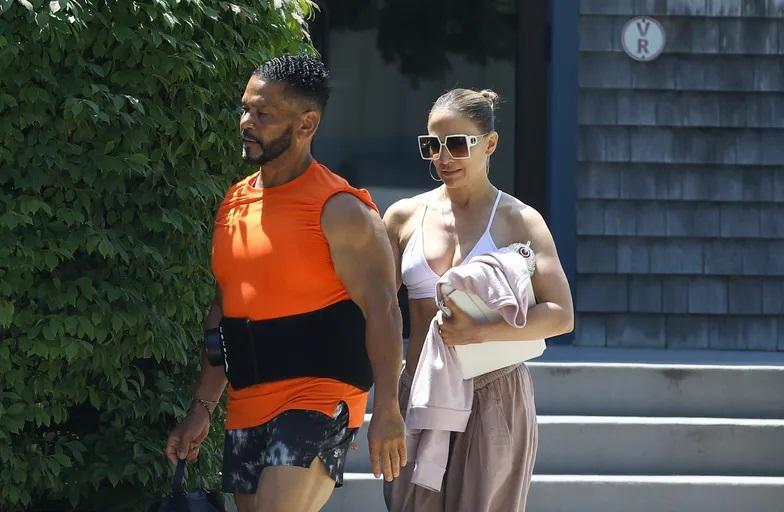 Дженнифер Лопес на прогулке с другим мужчиной