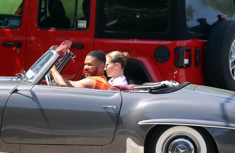 Дженнифер Лопес на прогулке с другим мужчиной