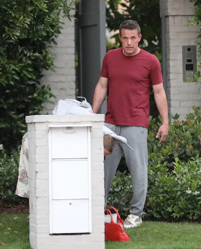 Бен Аффлек перестал носить обручальное кольцо Бен Аффлек перестал носить обручальное кольцо