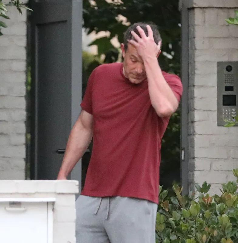 Бен Аффлек перестал носить обручальное кольцо Бен Аффлек перестал носить обручальное кольцо