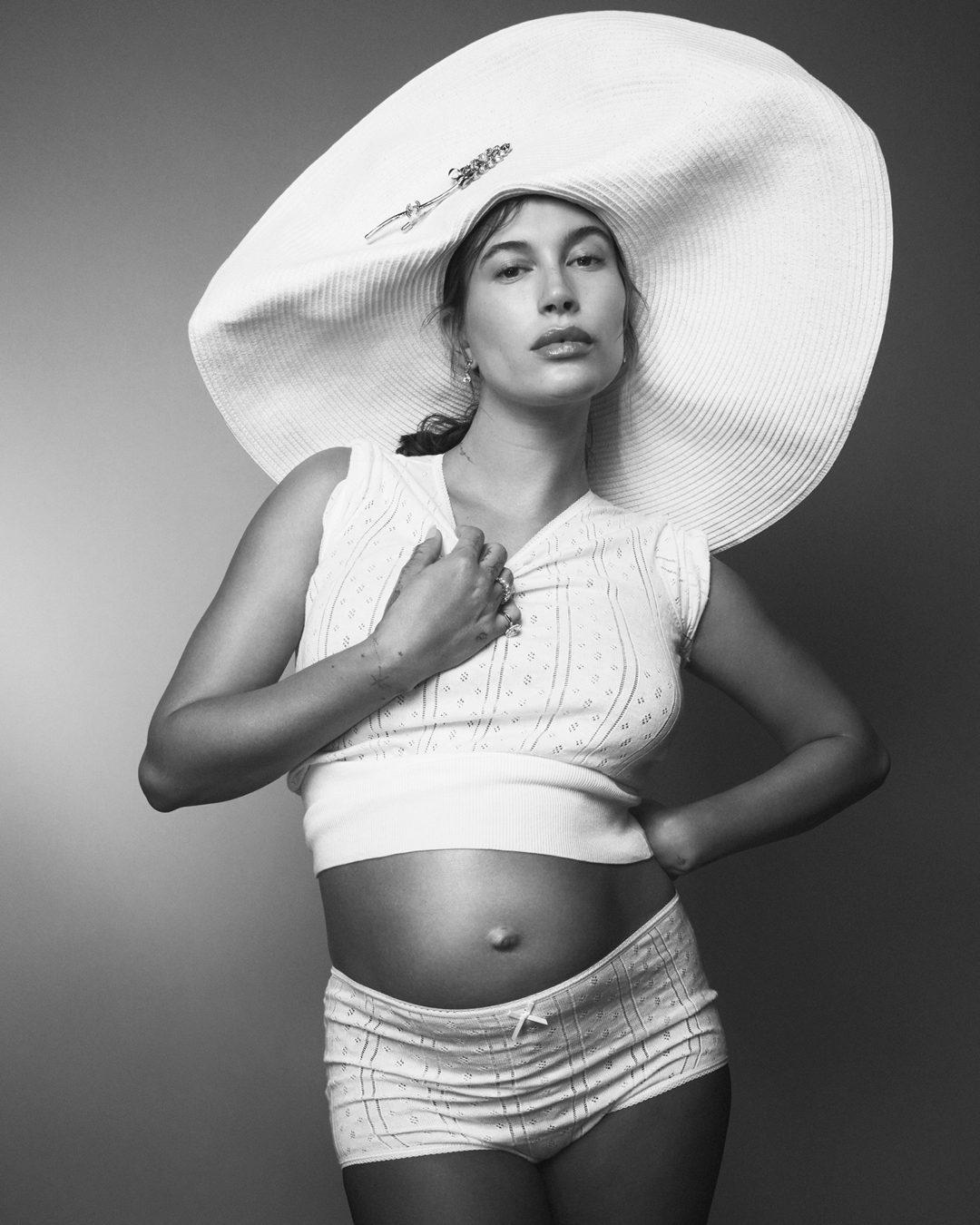 Хейли Бибер демонстрирует свой беременный живот в новой фотосессии Хейли Бибер демонстрирует свой беременный живот в новой фотосессии